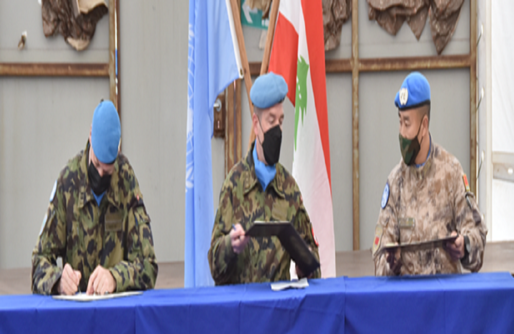 HoM/CoS UNTSO, Major General Patrick Gauchat (Centre) signing the Transfer of Authority Certificate with the outgoing Chief OGL, Lt Col Claudio Angelini (CHE, Left) and incoming Chief OGL, Lt Col Yuan Lei (CHN, Right)